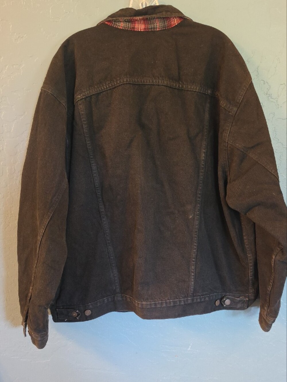 90s VTG Light Distressed Black Levi's Men's Denim-Style Jacket with Plaid Lining - Picture 7 of 9